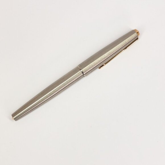 Parker 61 Flighter GT / Fountain Pen / Stainless Steel Body / Gold Trim - Picture 10 of 15